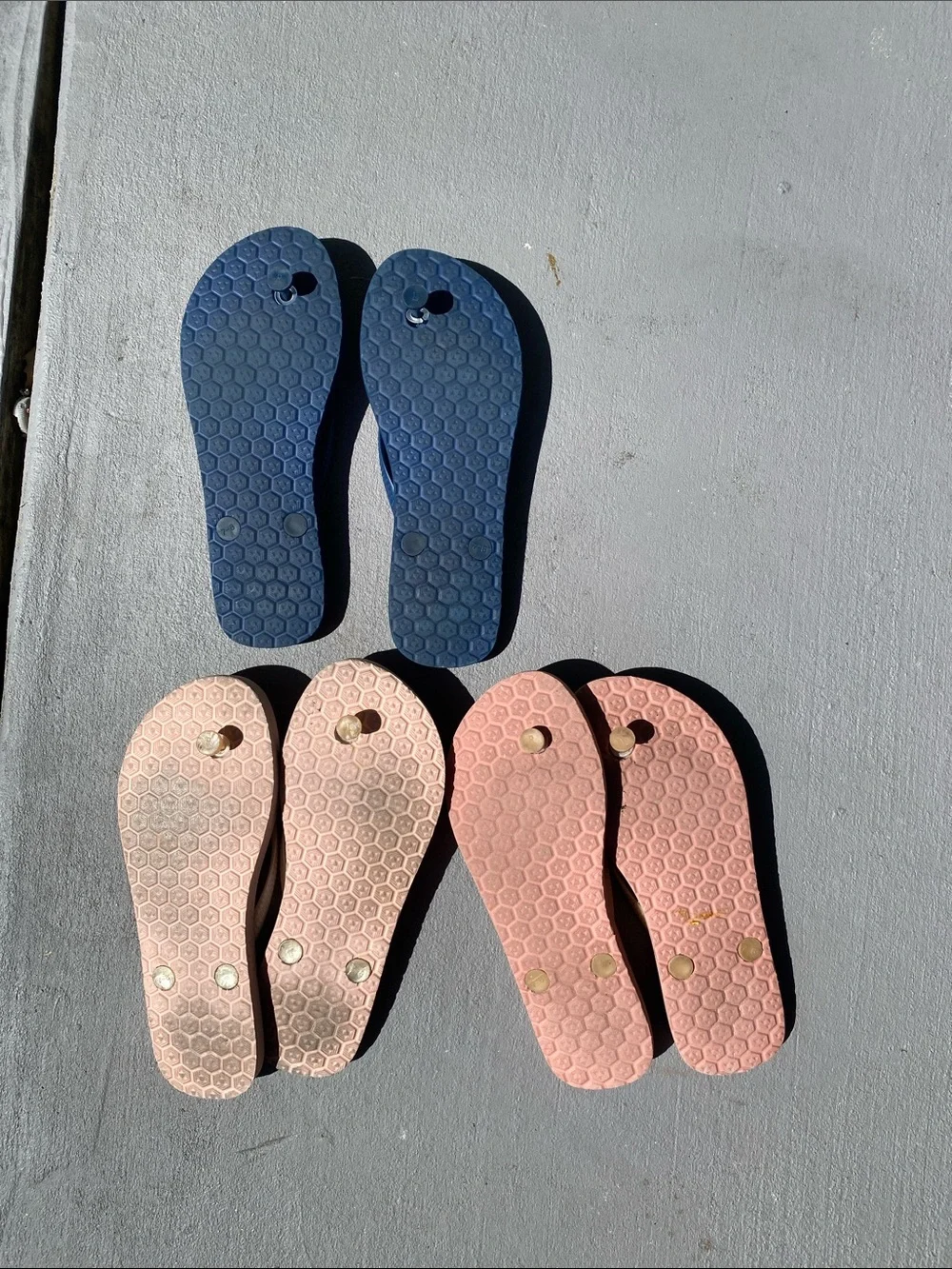4/$20 bundle of 3 flip flops size 7-8